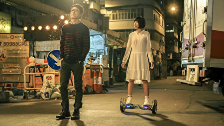 林明禎在開拍前操控電動滑板車(Ibike)時不慎往後跌坐受傷。(種子音樂提供) 林明禎在開拍前操控電動滑板車(Ibike)時不慎往後跌坐受傷。(種子音樂提供)