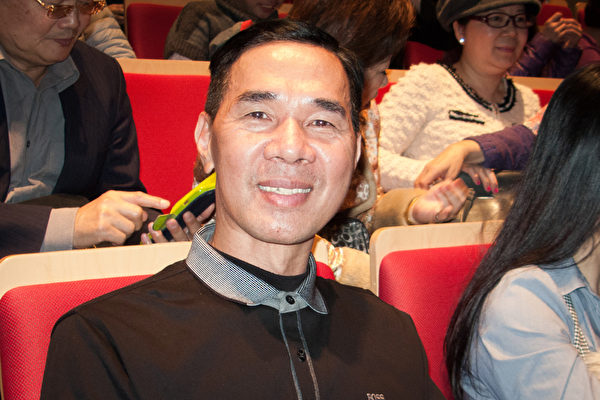 2016年3月19日晚上神韵世界艺术团在新北市台湾艺术大学表演厅展开第四场演出，国标舞老师游汉能欣赏演出。（黄采文／大纪元）