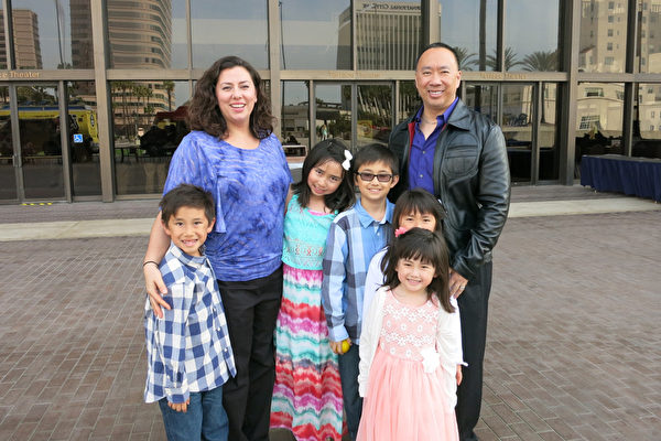华人Mason Chiang一家共16口人一起来观看于长滩市长滩会展娱乐中心露台剧院（Terrace Theater）演出的神韵晚会，为自己的老父亲庆生，图中是他与妻子及5个孩子。（李旭生／大纪元）