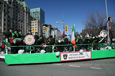 渥太华第34届圣派翠克大游行上，以绿色装饰为主要特色的多族裔花车缓缓行进。大游行为人们呈现了多元文化的特色。（任侨生/大纪元）