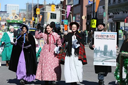 渥太华第34届圣派翠克大游行上，以绿色装饰为主要特色的多族裔花车缓缓行进。大游行为人们呈现了多元文化的特色。（任侨生/大纪元）