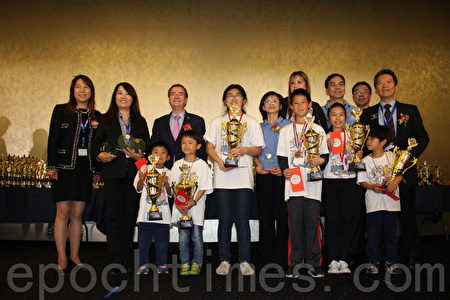 美国国会众议员罗伊斯(后排左三)、加州参议员张玲玲(后排右四)参与美国珠心算联合会2016全球杯冠军邀请赛颁奖仪式,推广科学教育基础。(徐绣惠/大纪元) 美国国会众议员罗伊斯(后排左三)、加州参议员张玲玲(后排右四)参与美国珠心算联合会2016全球杯冠军邀请赛颁奖仪式,推广科学教育基础。(徐绣惠/大纪元)