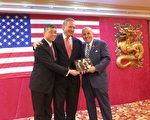 鄭永佳(左)獲前紐約市長朱利安尼(Rudy Giuliani ,右)的背書支持。(蔡溶/大紀元)