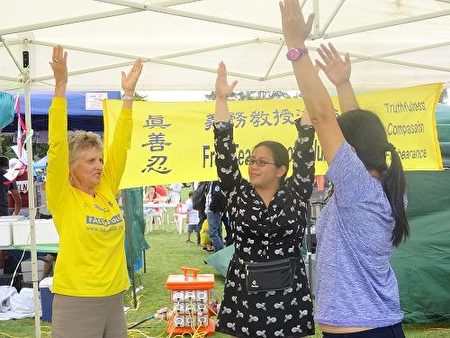 來自菲利賓的米歇爾(Michelle)女士和來自越南的楠姆(Nam)女士主動向西人法輪功學員朱迪•莎士比亞(Judy Shakespeare)女士現場學習法輪功功法。(明慧網) 來自菲利賓的米歇爾(Michelle)女士和來自越南的楠姆(Nam)女士主動向西人法輪功學員朱迪•莎士比亞(Judy Shakespeare)女士現場學習法輪功功法。(明慧網)
