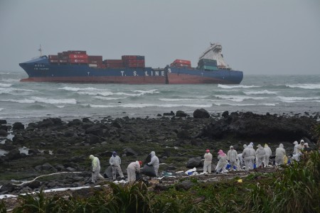“德翔台北”货轮于新北石门海域搁浅后,船体断裂漏油,船商27早已派出油驳船接近搁浅船只,展开抽油作业,目标3天内把船舱内的油料抽完。(中央社)