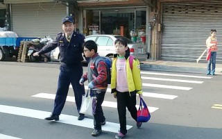 竹县警察护童即时做 分局长亲自督巡