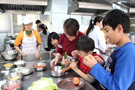 伊甸「象圈工程計畫」苗栗愛加倍課輔班學童到苗栗農工製作早餐,自我探索。(苗伊甸「象圈工程計畫」/提供)