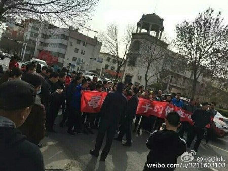 3月23日,山东东营市利津县数十名孩子家长游行示威至县政府,要求政府就毒疫苗事件给民众一个说法,遭到警察镇压。(网络图片)