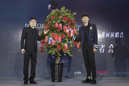 李荣浩(右)庆功记者会,华纳音乐送上“百冠树”祝贺,更惊喜揭晓将在2016年起正式展开全新巡回“有理想世界巡回演唱会”。(华纳音乐提供)