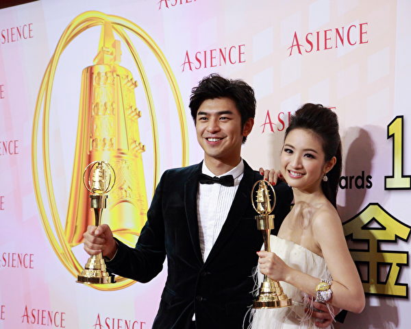 陈柏霖（左）与林依晨在2012年金钟奖颁奖典礼上。（黄棕茂/大纪元）