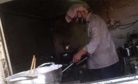 大陸擁有大量用戶的外賣apps平台「餓了麼」被曝光默認無證黑作坊加盟(網絡圖片)