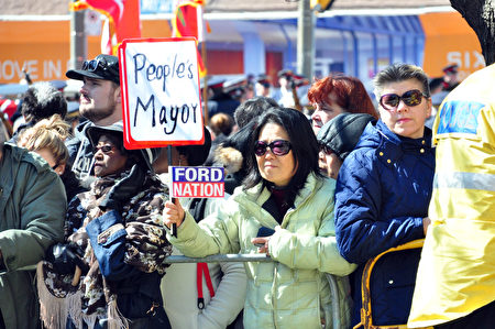 圣詹姆斯大教堂前挤满前来悼念福特的市民，一名亚裔女性举着People’s Mayor（人民的市长）的牌子，向福特的灵柩致意。（周行/大纪元）
