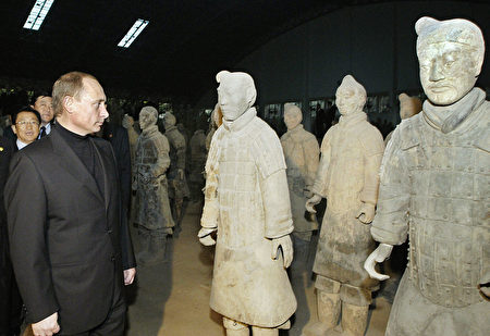 秦始皇兵馬俑是中華民族寶貴的遺產,令外國政要景仰。圖為2004年10月16日,俄羅斯總統普京在西安參觀兵馬俑。(ALEXEY PANOV/AFP/Getty Images)