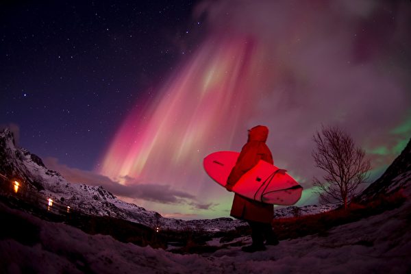 中国人越来越寻求值得终身铭记的一场经历，而不仅仅是购买产品，比如去斯堪迪纳维亚半岛观看北极光。（MORIN/AFP/Getty Images)