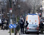 週五(3月25日)，比利時布魯塞爾警方在斯哈爾貝克（Schaerbeek）繼續展開突襲圍捕行動。（PATRIK STOLLARZ/AFP/Getty Images)