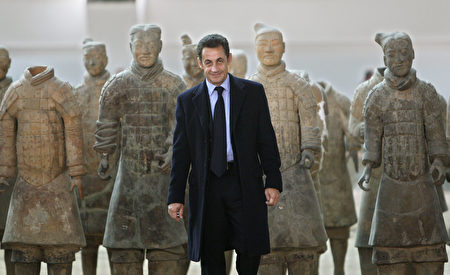 秦始皇兵馬俑是中華民族寶貴的遺產,令外國政要景仰。圖為2007年11月25日,法國總統薩爾科齊在西安參觀兵馬俑。(PHILIPPE WOJAZER/AFP/Getty Images)