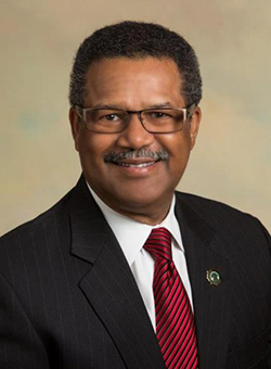 纽波特纽斯市(City of Newport News)市长麦金利‧普莱斯(McKinley L. Price)。(官方网站)