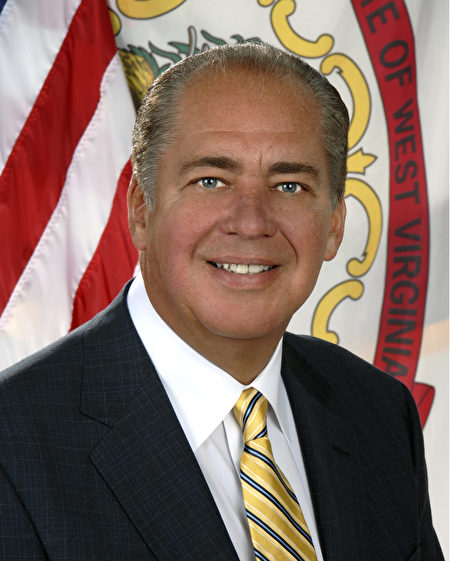 西维吉尼亚州州长汤姆伯林 (Earl Ray Tomblin)(官方网站)