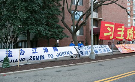 华盛顿DC部分法轮功学员在习近平下榻的酒店附近打出“法轮大法好”,“法 办江泽民”等横幅,呼吁习近平将迫害法轮功的元凶江泽民绳之以法。(李莎/大纪元)