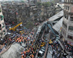 印度闹市天桥突倒塌 至少22死逾百人被埋