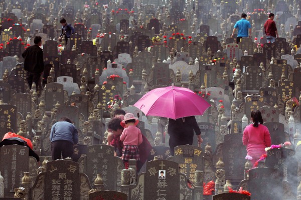 上海墓穴单价远超上海内环房价，“死不起”已经不再是一句玩笑话。（AFP）