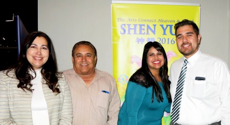 加州中部Delano市的市长Ricardo Chavez(右一)和太太Sumeet Batth(右二)及同事一行四人观看了4月28日晚在贝克斯菲罗布班克剧院(Rabobank Theater, Bakersfield)的神韵晚会。(李旭生/大纪元)
