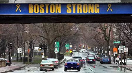 马拉松赛终点段的联邦大道(Commonwealth Ave)大桥上,也已涂上“波士顿坚强(Boston Strong)”。(林安/大纪元)