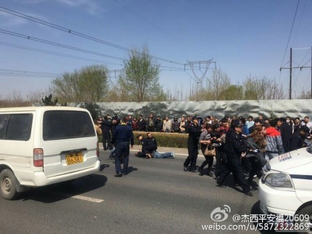 4月1日,北京市通州區潞城鎮胡各莊村近300名村民到鎮政府遊行示威,途中遭百餘名警察鎮壓。(網絡圖片)