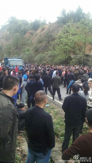4月10日至11日,江西贛州市贛縣王母渡鎮數千村民抗議建垃圾處理場,與上千警爆發衝突。(網絡圖片)