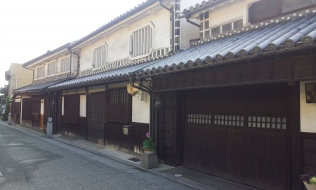 仓敷美观传统古房舍, 黑屋瓦白墙, 下方是熏黑松木。(王知涵/大纪元)