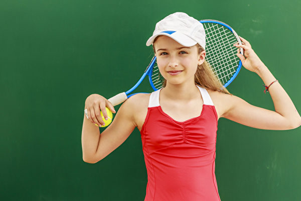 網球等戶外運動有益身心。（fotolia）