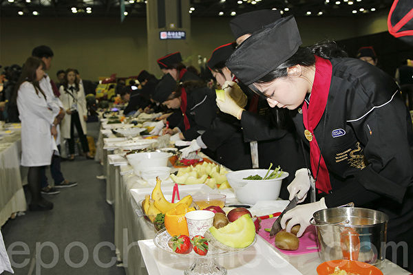 2016第五届韩国CARVING DECORATION协会，3月31日在京畿道一山KINTEX展示厅举行饮食CARVING DECORATION比赛。图为切水果比赛场面。(全景林/大纪元)