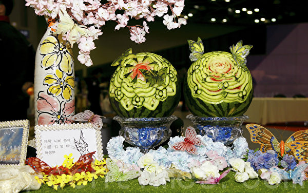 2016第五届韩国CARVING DECORATION协会，3月31日在京畿道一山KINTEX展示厅举行饮食CARVING DECORATION比赛。图为用西瓜雕刻的部分作品。(全景林/大纪元)