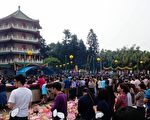 清明节台湾大家族祭祖 近8千人场面壮观