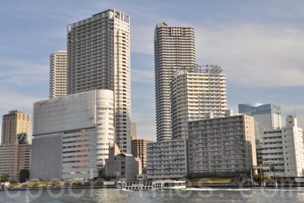 東京灣是東京人氣住宅地段，也是塔式高級公寓樓集中的區域，2020東京奧運之前這裡一直將會是不動產建設的熱點。近年，這裡的高檔住宅也成為中國人「爆買」的人氣物業。（盧勇/大紀元）