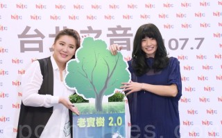 李千娜新專輯《說實話》於2016年4月13日在台北Hit Fm 台北之音宣傳活動。圖左起為小禎、李千娜。（黃宗茂／大紀元）