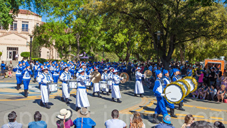 美国加州大学戴维斯分校(UC Davis)第102届「野餐節」 2016年4月16日,美國加州大學戴維斯分校(UC Davis)舉行了第102屆「野餐節」(Picnic Day)。圖為「天國樂團」。(馬有志/大紀元)