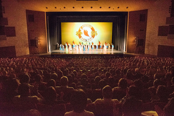 2016年4月22日下午，美国神韵世界艺术团在日本关西的尼崎市综合文化中心的首场演出，出现全场爆满的盛况。（牛彬／大纪元）