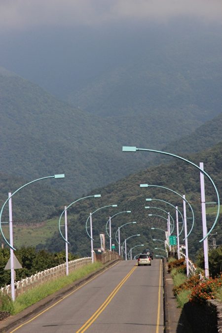 泰雅大桥有着弓箭型的路灯，颇有原住民风。（谢月琴／大纪元）