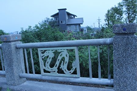 葫芦堵大桥的桥面上，栏杆是以十二生肖的动物为装饰。（谢月琴／大纪元）