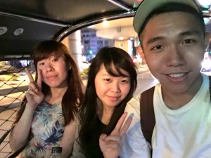 左起徐慧玲、戴慈莹、詹逸扬在嘟嘟车上合影(徐慧玲/提供)