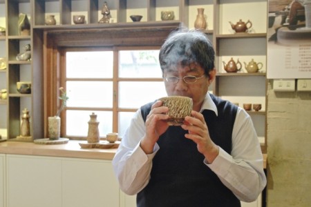民众品尝好喝甘甜的茶。(许享富 /大纪元)