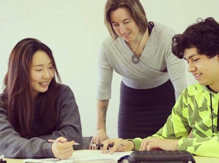 參加語言學校課程,也能讓英語進步,認識各國朋友。(圖:天下留學提供)