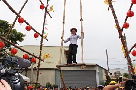 全国第一位参与高空荡秋千的女议长萧淑丽。(李撷璎/大纪元)