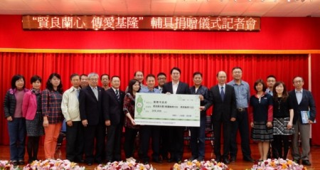 江敏賢伉儷善舉助市民,全新輔具捐贈,在七大醫事公會理事長與多家醫療機構代表見證下,由基隆市長林右昌代表受贈。(基隆市政府提供)