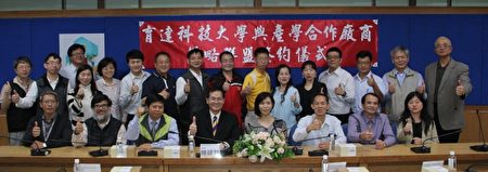 育达科大辅导业师与产业界代表合影。(育达科大/提供)