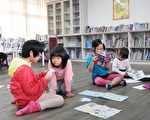 学童在图书室享受阅读时光。（龙昇国小/提供）