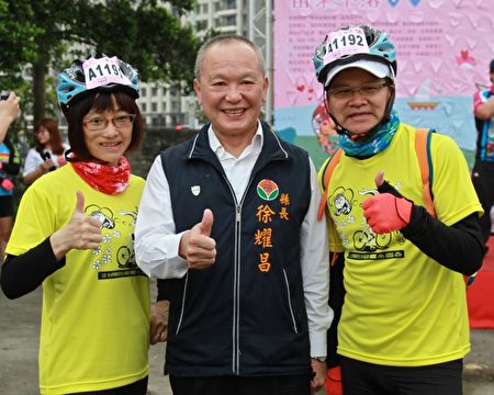 粉丝与县长徐耀昌(中),理事长戴祖辉(左)合影。(许享富 /大纪元)