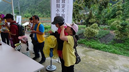 民眾品嚐溫室種出的無毒生菜。(宜蘭縣政府提供)