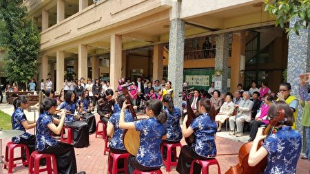 竹女以温馨音乐飨宴致谢并为百岁校友贺寿。(林宝云/大纪元)
